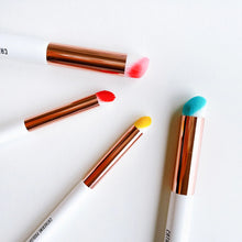 Load image into Gallery viewer, Catherine Pooler - Detail Blending Brushes - 4 pack. Add fine detail or blend multiple colors with ease when stenciling with the Detail Blending Brush Set. These sets include 4 synthetic, soft-bristle blending brushes in two sizes. Available at Embellish Away located in Bowmanville Ontario Canada.