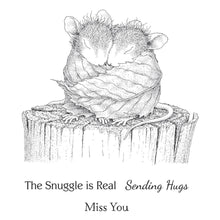 Cargar imagen en el visor de la galería, Spellbinders - House Mouse - Cling Rubber Stamp - Snuggle Up. Snuggle Up Cling Rubber Stamp Set is part of the House-Mouse Designs Everyday Collection with a set of four stamps. Muzzy and Amanda snuggle in a warm blanket on top of a tree stump. Available at Embellish Away located in Bowmanville Ontario Canada. Example by brand ambassador.
