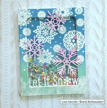 Cargar imagen en el visor de la galería, Catherine Pooler - Dies - Snowflake Trio. Snowflakes not 1, not 2 but 3 ways with the Snowflake Trio Dies. Three different sizes, styles, and designs to cover all your snowflake needs this season. Available at Embellish Away located in Bowmanville Ontario Canada.
