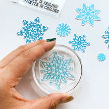Charger l&#39;image dans la galerie, Catherine Pooler - Stamps - Scrolling Snowflakes
