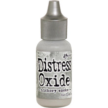 गैलरी व्यूवर में इमेज लोड करें, Tim Holtz-Ranger Distress Oxides Reinkers. This water-reactive dye and pigment ink fusion creates an oxidized effect when sprayed with water. Use to re-ink Distress Oxide Ink Pads (sold separately). Available at Embellish Away located in Bowmanville Ontario Canada. Hickory Smoke
