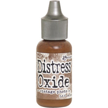 गैलरी व्यूवर में इमेज लोड करें, Tim Holtz-Ranger Distress Oxides Reinkers. This water-reactive dye and pigment ink fusion creates an oxidized effect when sprayed with water. Use to re-ink Distress Oxide Ink Pads (sold separately). Available at Embellish Away located in Bowmanville Ontario Canada. Vintage Photo
