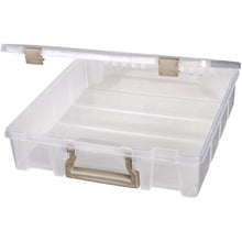 गैलरी व्यूवर में इमेज लोड करें, ArtBin - Super Satchel Single Compartment - Translucent. The perfect storage solution for quilters, sewers, scrappers, and general crafters! Features added depth, secure latch and carrying handle. Super Satchel boxes are acid-free and designed to easily stack and work together. Available at Embellish Away located in Bowmanville Ontario Canada.
